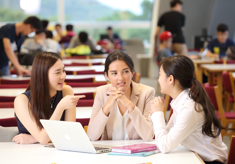 3 people discuss at the table